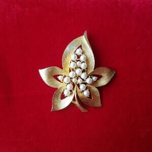 Vtg JONETTE Leaf Brooch Faux Pearl Pin Lapel Scarf Coat Jacket Gold Tone